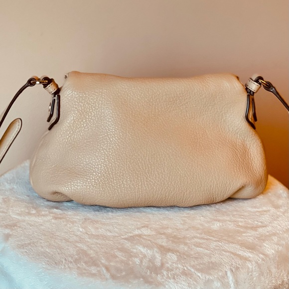 Marc Jacob’s Taupe Fold Over Zippered Pocket Adjustable Crossbody Strap - Picture 4 of 10